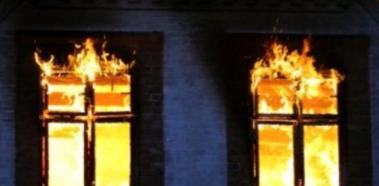 Огонь в окне. Огни на окнах дома. Дом с горящими окнами. Горящее окно. Сгоревшее окно
